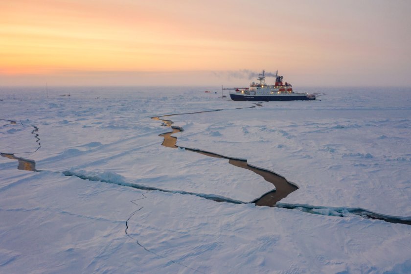 Polarstern drijft mee met een ijsschots waarop onderzoek wordt uitgevoerd tijden de MOSAiC expeditie (© Manuel Ernst)